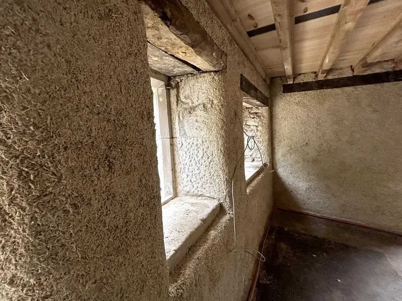 Close-up of a deep sprayed hempcrete window reveal running along the room